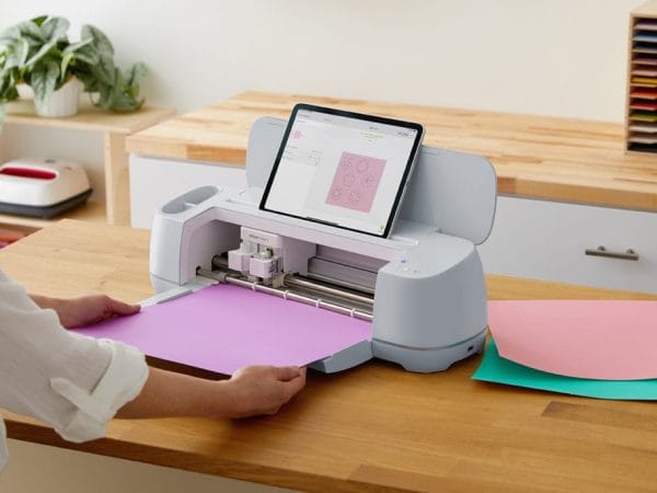 Cricut Maker 3 con material cargado en el tapete de corte