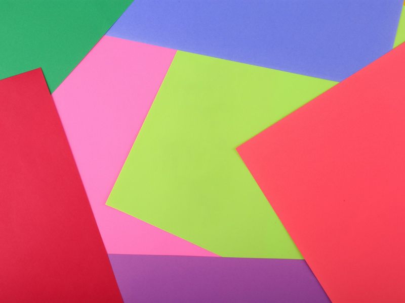 Pila de papeles de colores ordenados por tono