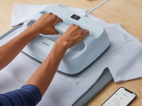 Plancha térmica Cricut EasyPress sobre su base protectora